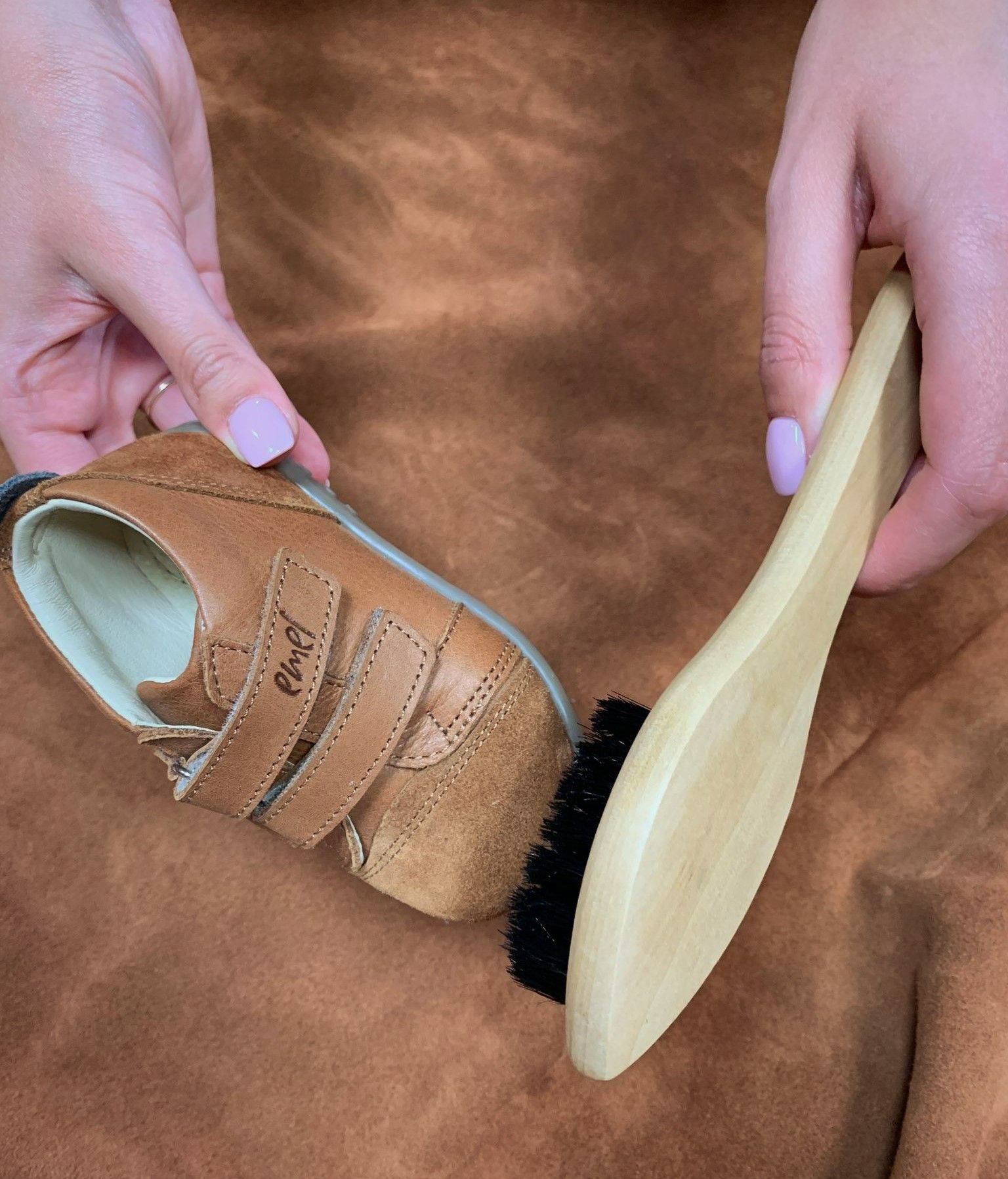 Jak pielęgnować skórzane buty dziecięce?