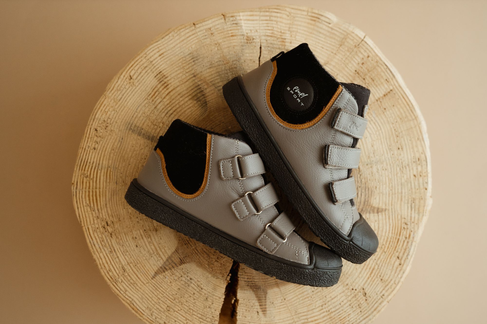 Brązowe skórzane trampki dziecięce na trzy rzepy z ociepleniem i membraną wodoodporną – jesienne buty dla dzieci Emel Chester.