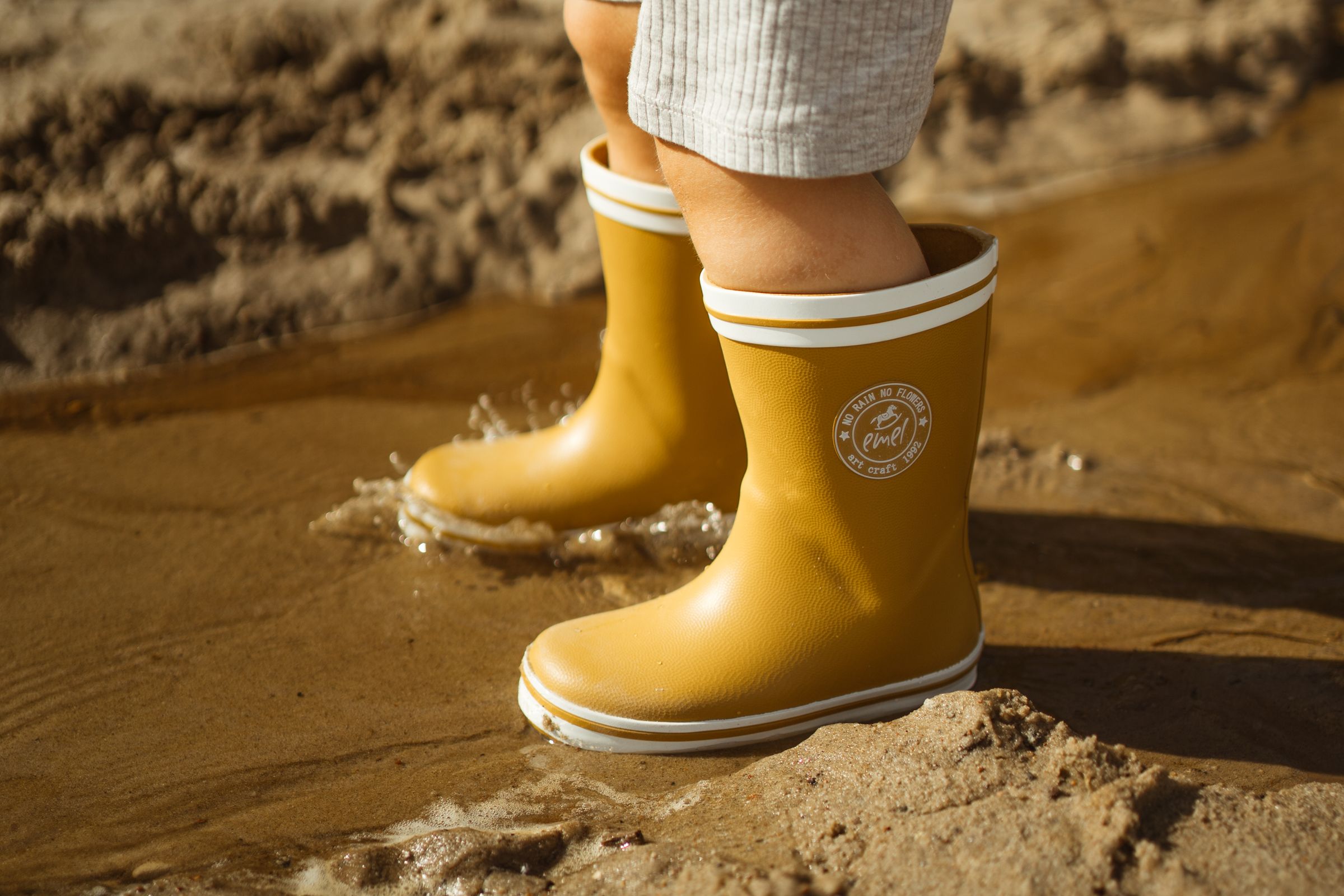 Żółte kalosze Emel w piasku