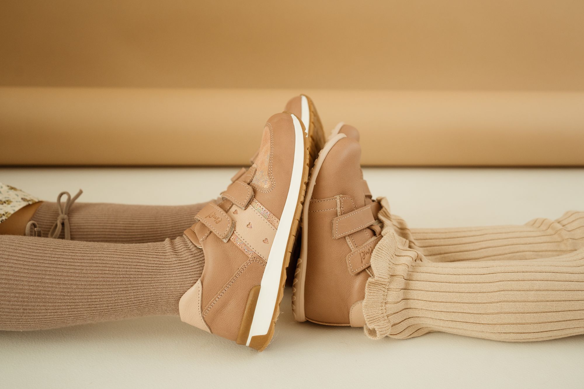 Brązowe skórzane trampki dziecięce na trzy rzepy z ociepleniem i membraną wodoodporną – jesienne buty dla dzieci Emel Chester.