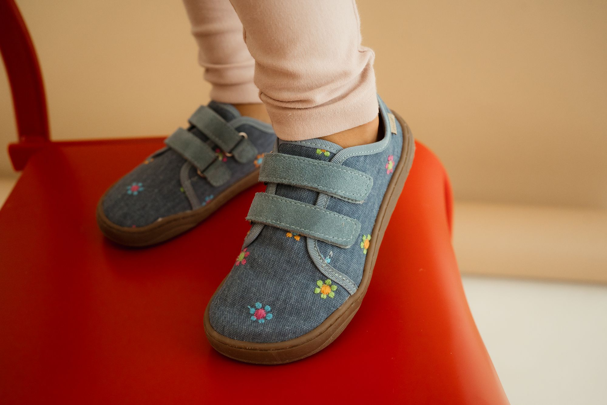 Jeansowe kapcie dla dzieci w kwiatuszki na czerwonym krzesełku