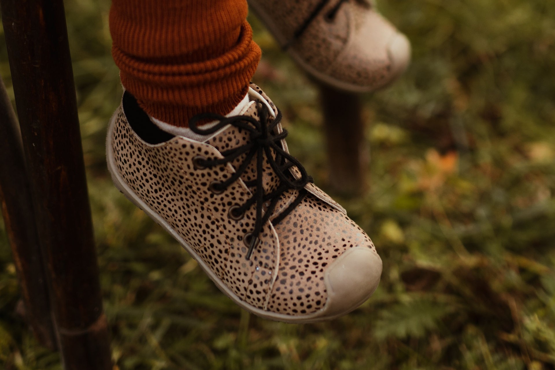 Ręcznie robione buciki dziecięce Roczki Emel – beżowe z czarnymi akcentami, z naturalnej skóry, idealne pierwsze buty dla dziecka.