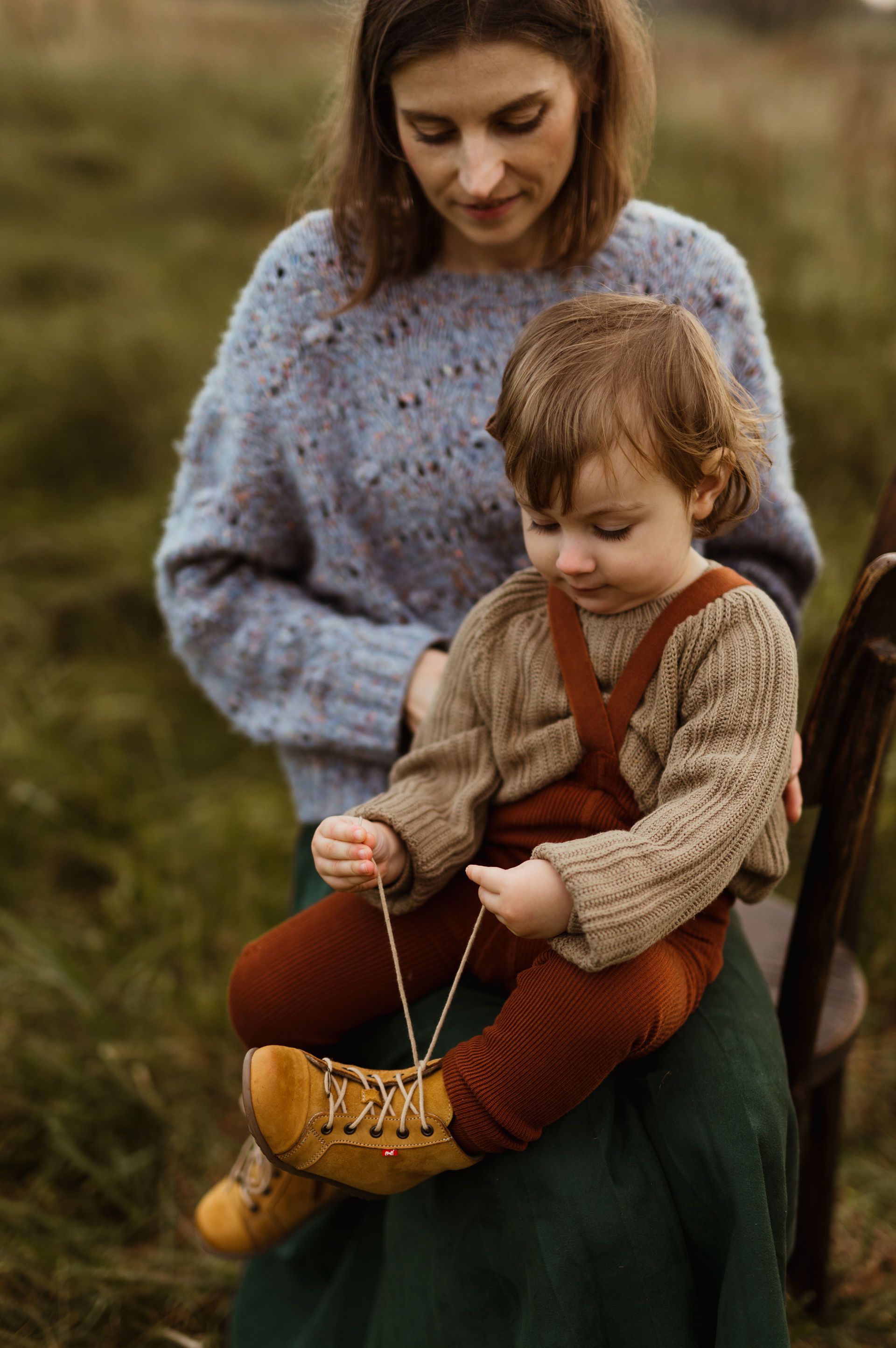 Brązowe skórzane trampki dziecięce na trzy rzepy z ociepleniem i membraną wodoodporną – jesienne buty dla dzieci Emel Chester.