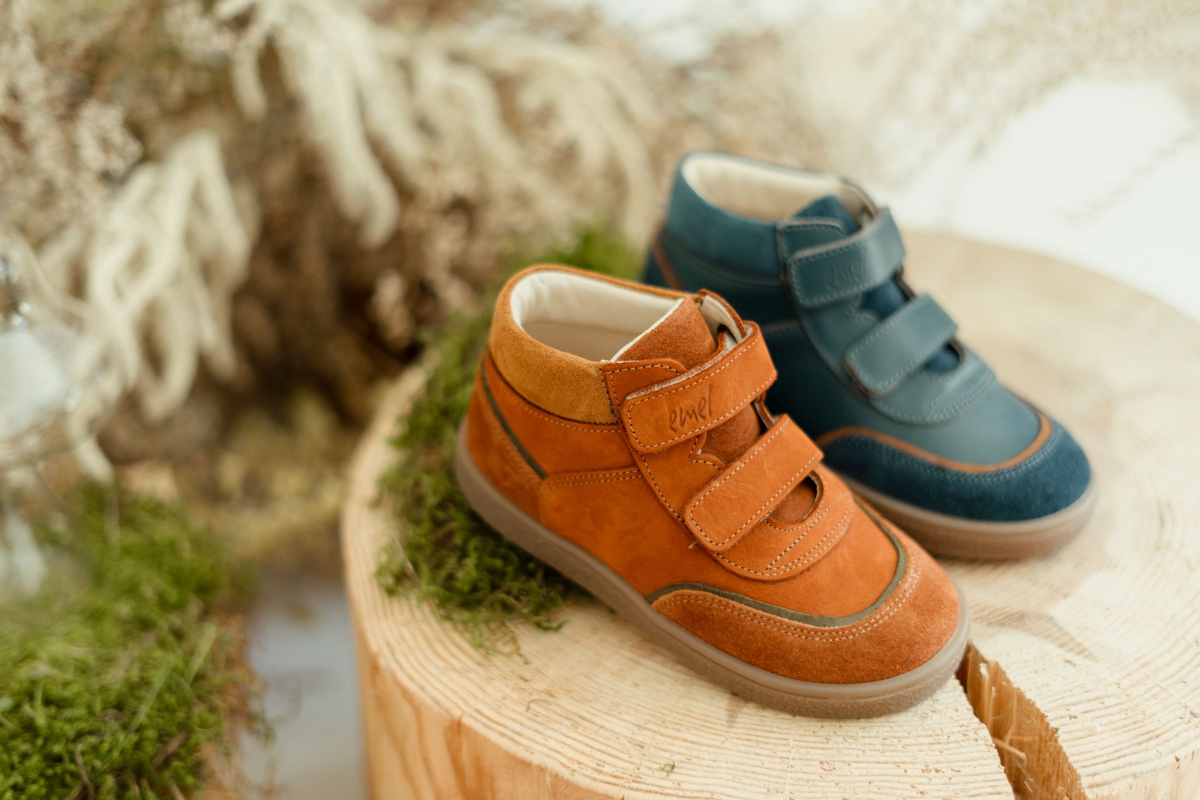 Brązowe i turkusowo niebieskie modele trampek na jesień marki Emel