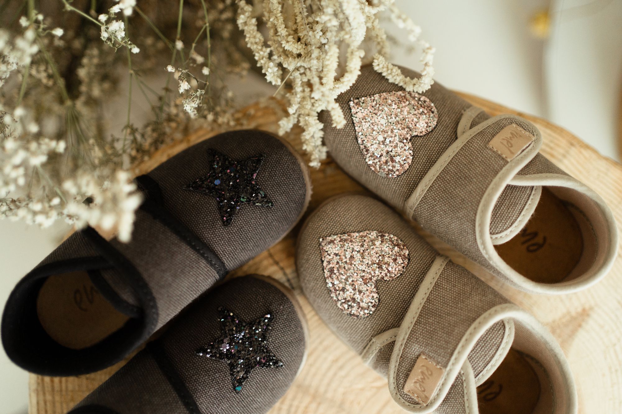 Czarne kapcie z gwiazdką i szare kapcie z błyszczącym serduszkiem Emel