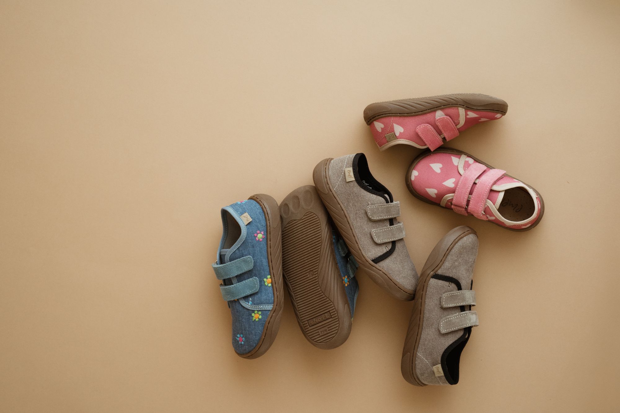 3 pary kapci Emel na brązowo-beżowym tle