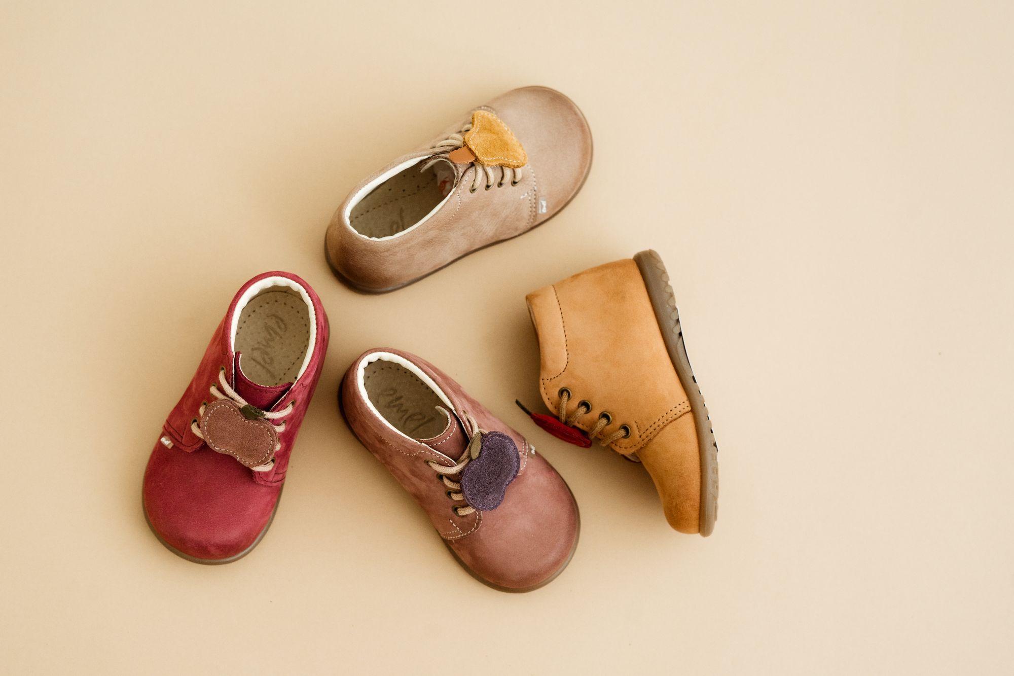 Brązowe skórzane trampki dziecięce na trzy rzepy z ociepleniem i membraną wodoodporną – jesienne buty dla dzieci Emel Chester.