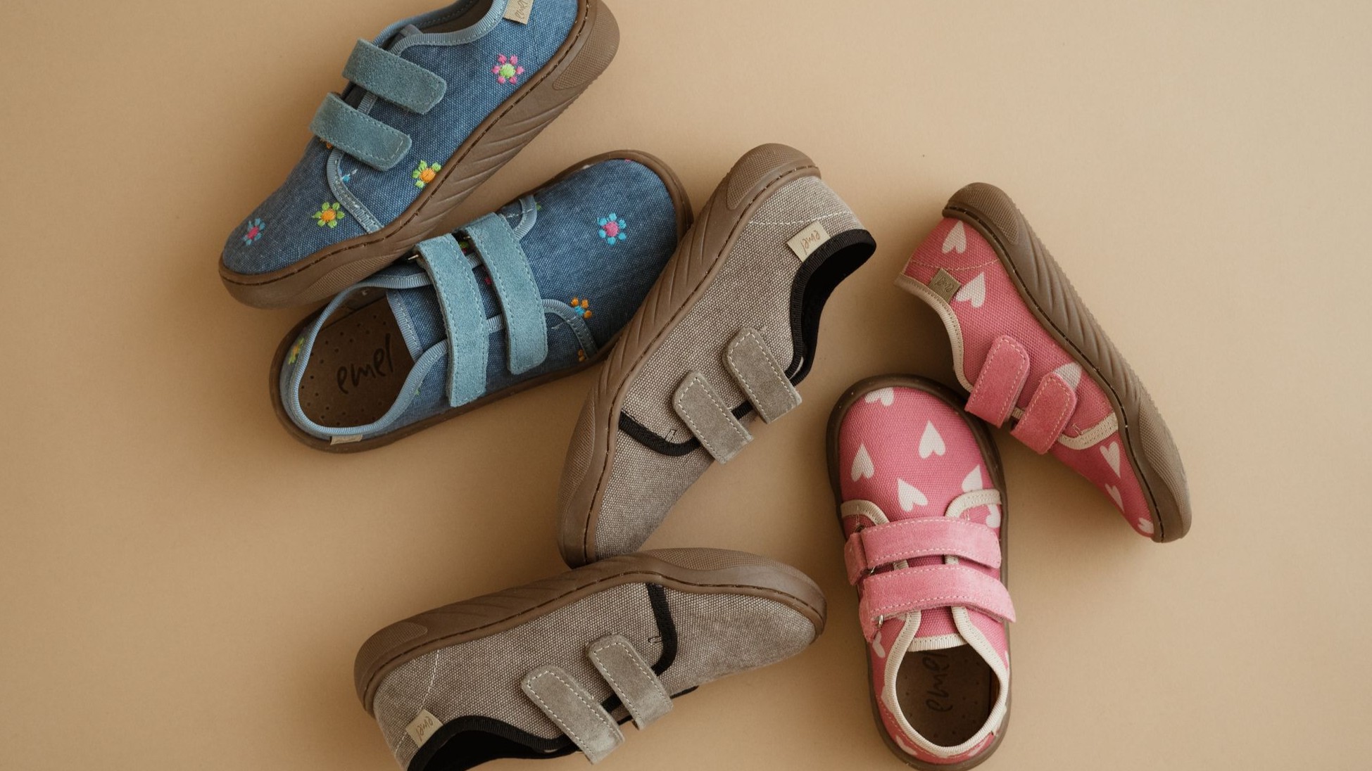 Kapcie dziecięce barefoot Emel – ręcznie robione w Polsce z naturalnej skóry, lekkie i elastyczne obuwie wspierające zdrowy rozwój stóp dziecka.