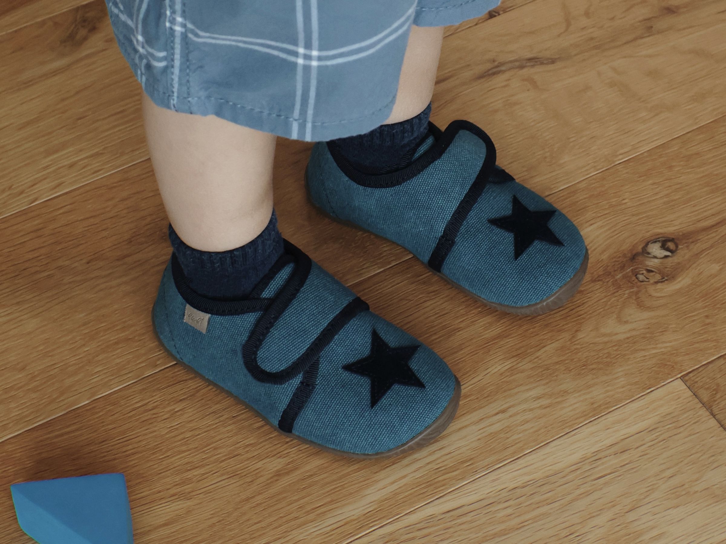 Niebieskie kapcie z gwiazdką Barefoot Emel