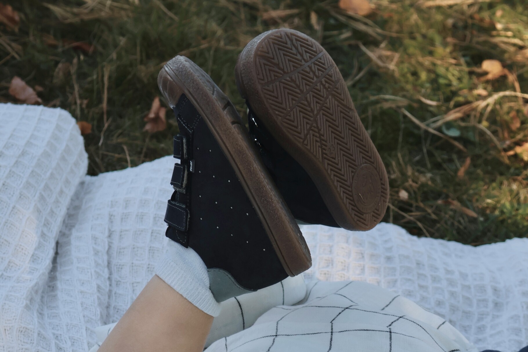 Granatowe trampki dziecięce Emel Berlin – skórzane buty na trzy rzepy, idealne dla zdrowego rozwoju stóp.