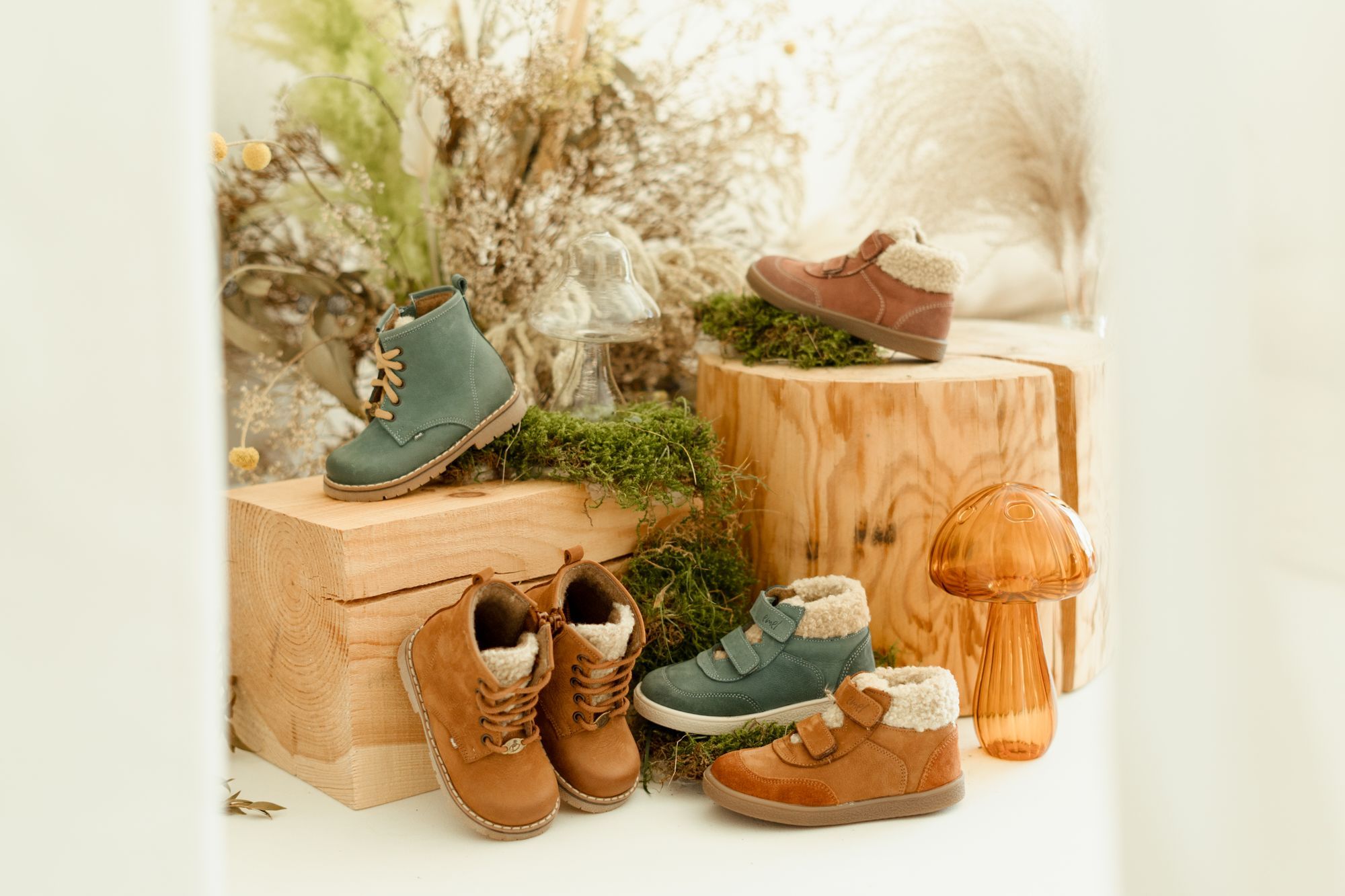 Różne modele butów Emel studiu fotograficznym z jesienną aranżacją