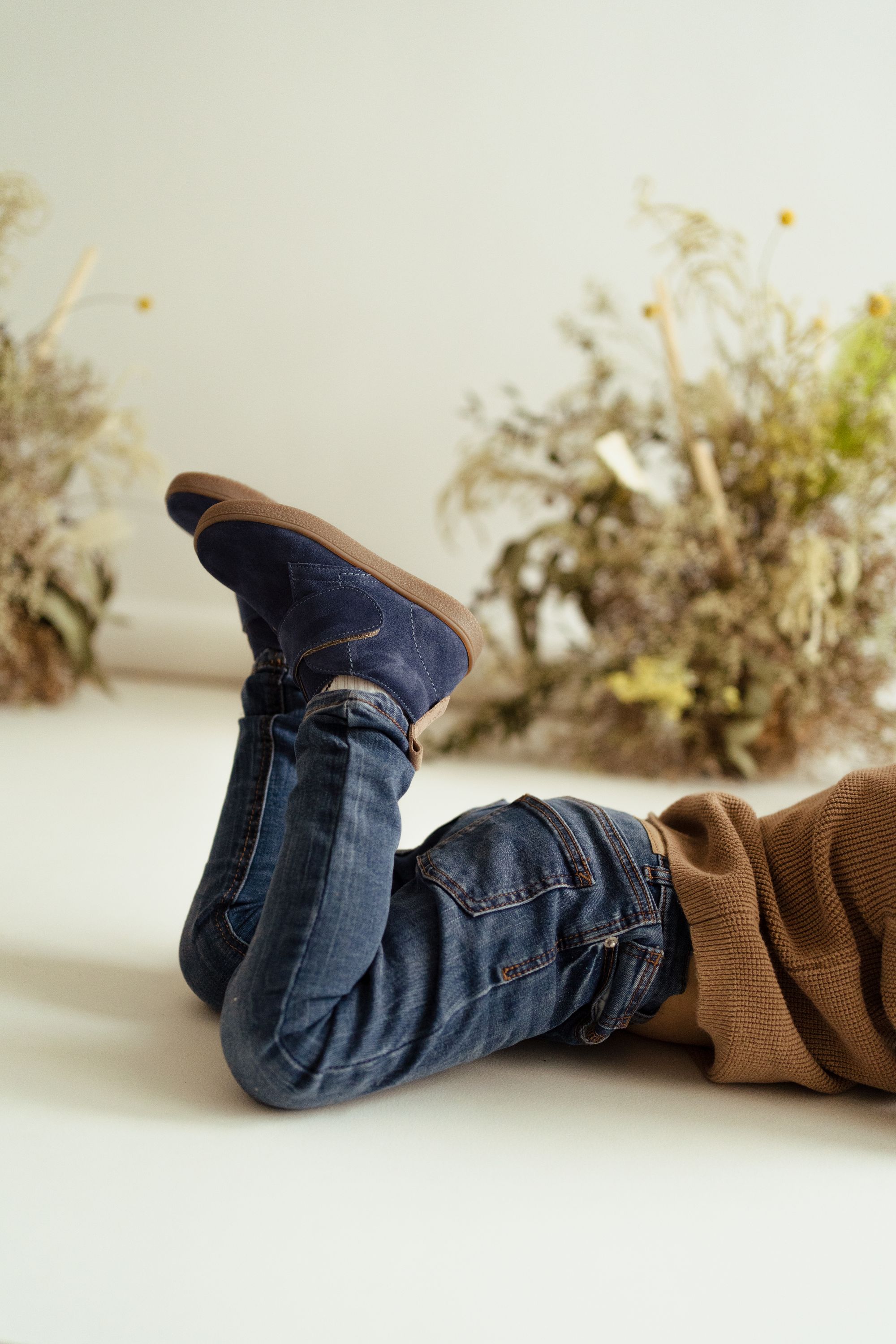 Granatowe skórzane trampki dla dzieci w studiu