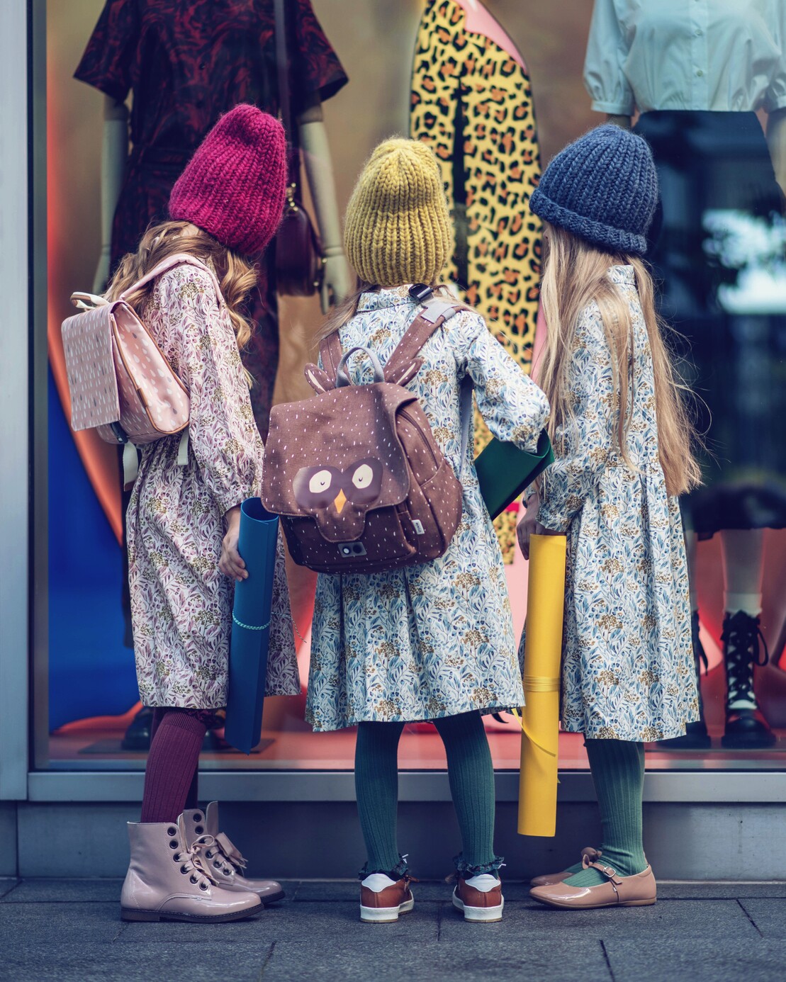 Dziecko w skórzanych trampkach Chester bawi się w lesie – wygodne i wodoodporne obuwie dziecięce Emel.