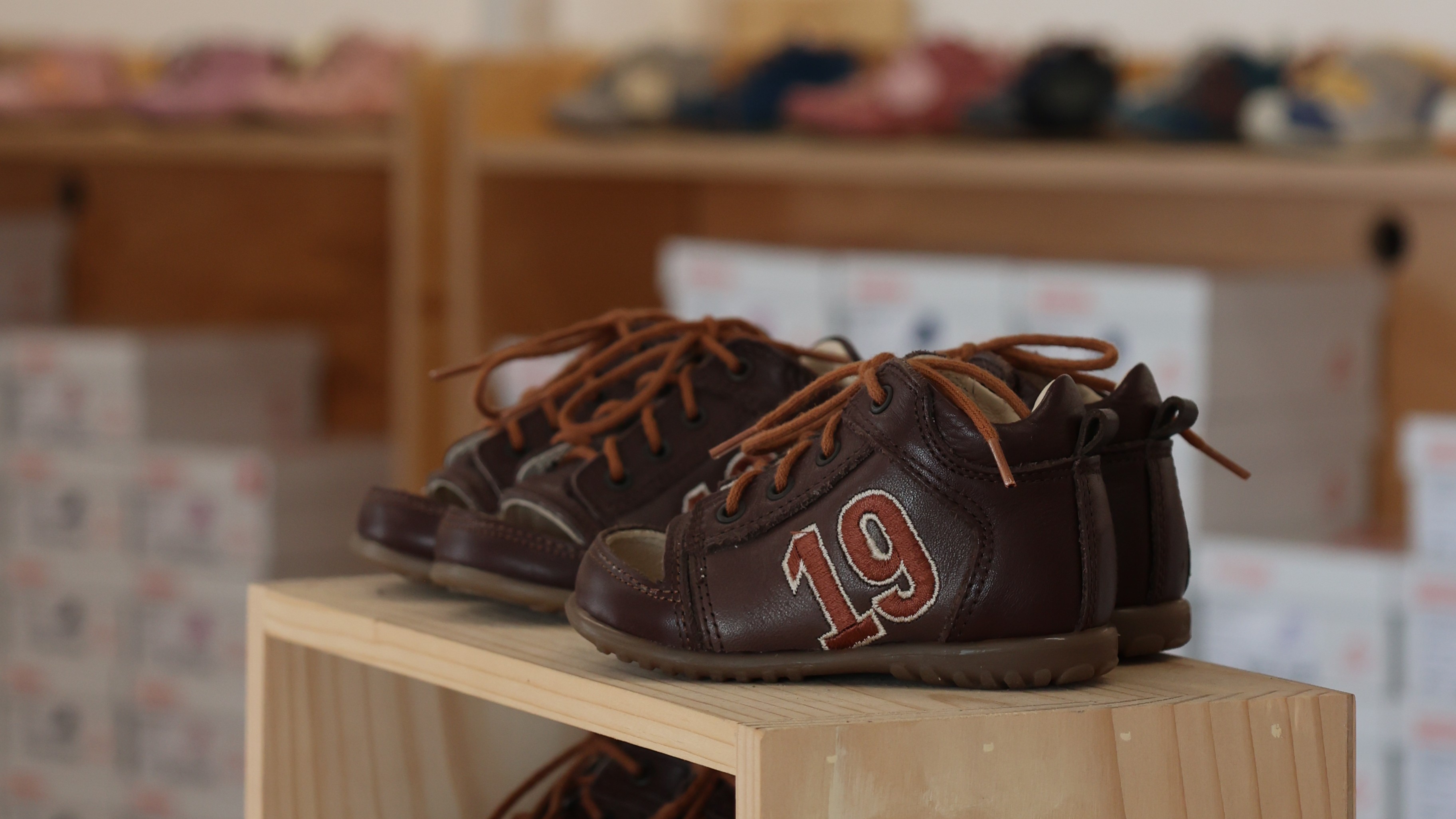 Miarki Emel zaprojektowane do mierzenia stóp najmłodszych dzieci, pomocne przy doborze odpowiedniego rozmiaru butów.