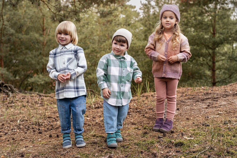 Brązowe skórzane trampki dziecięce na trzy rzepy z ociepleniem i membraną wodoodporną – jesienne buty dla dzieci Emel Chester.