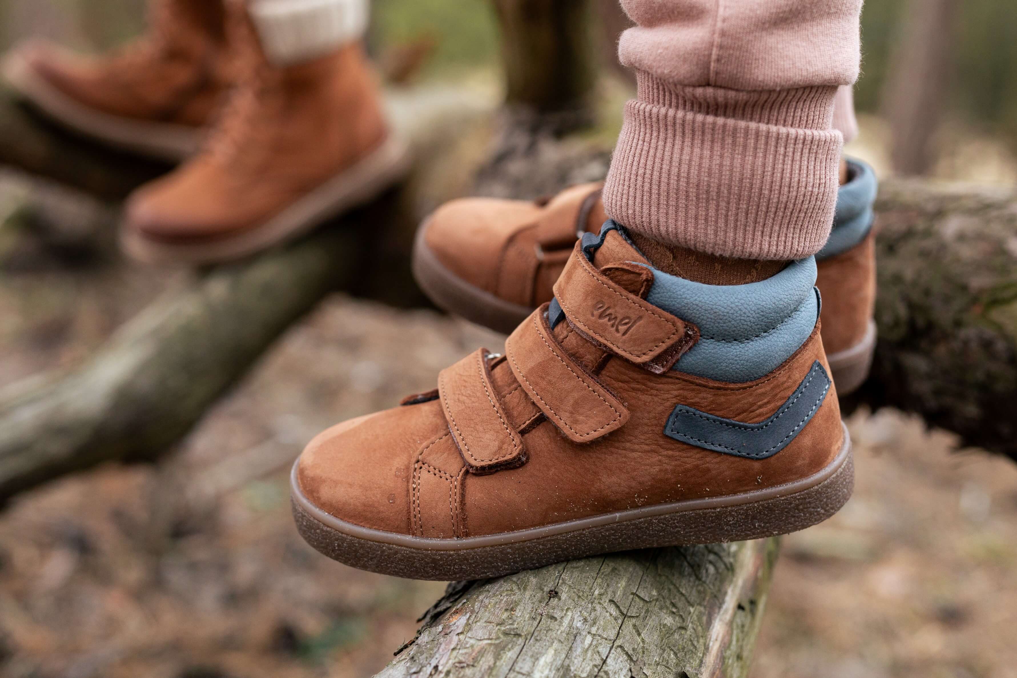 Brązowe skórzane trampki dziecięce na trzy rzepy z ociepleniem i membraną wodoodporną – jesienne buty dla dzieci Emel Chester.
