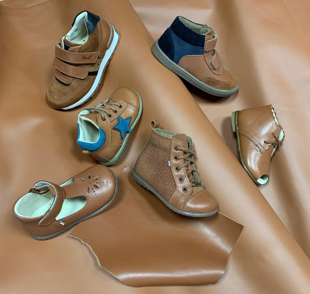 Skórzane buty dziecięce z naturalnej brązowej skóry – zdjęcie na płacie skóry, ilustracja do posta o pielęgnacji obuwia skórzanego marki Emel.