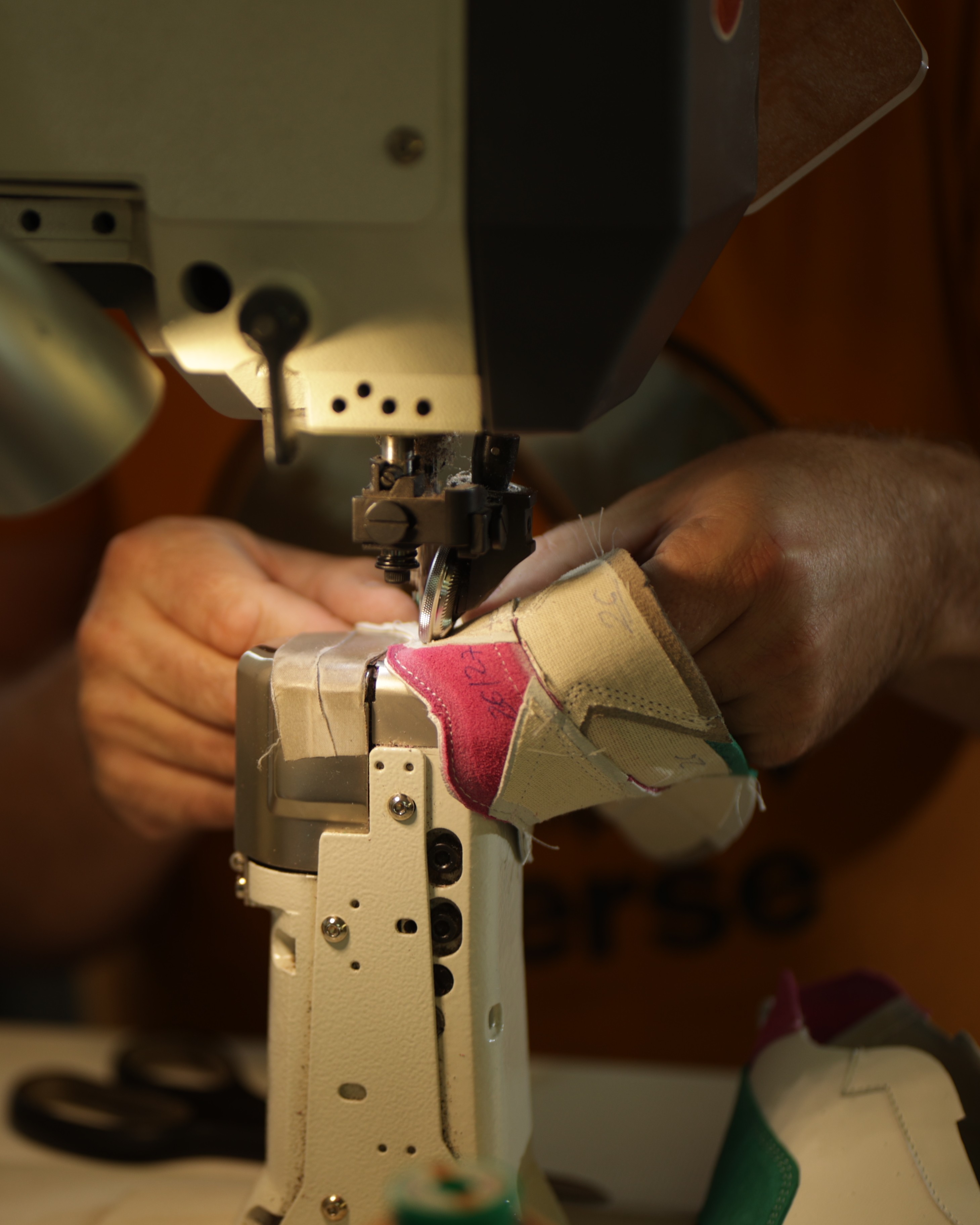 Proces produkcji butów Emel – rzemieślnik szyje cholewkę dziecięcego obuwia ręcznie.