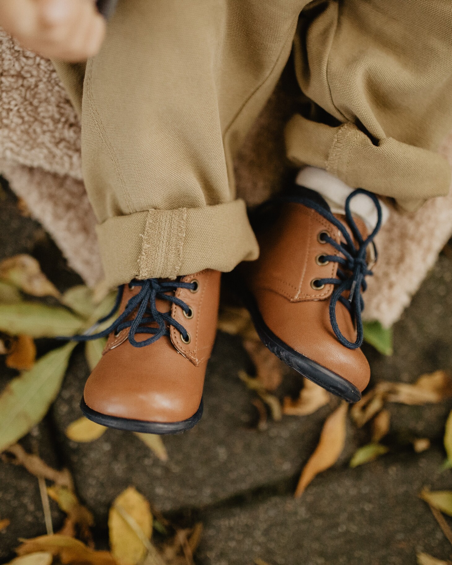 Eleganckie skórzane trzewiki dziecięce Emel – brązowe, ręcznie robione z licowej skóry, idealne buty dla chłopca na rozpoczęcie roku szkolnego.