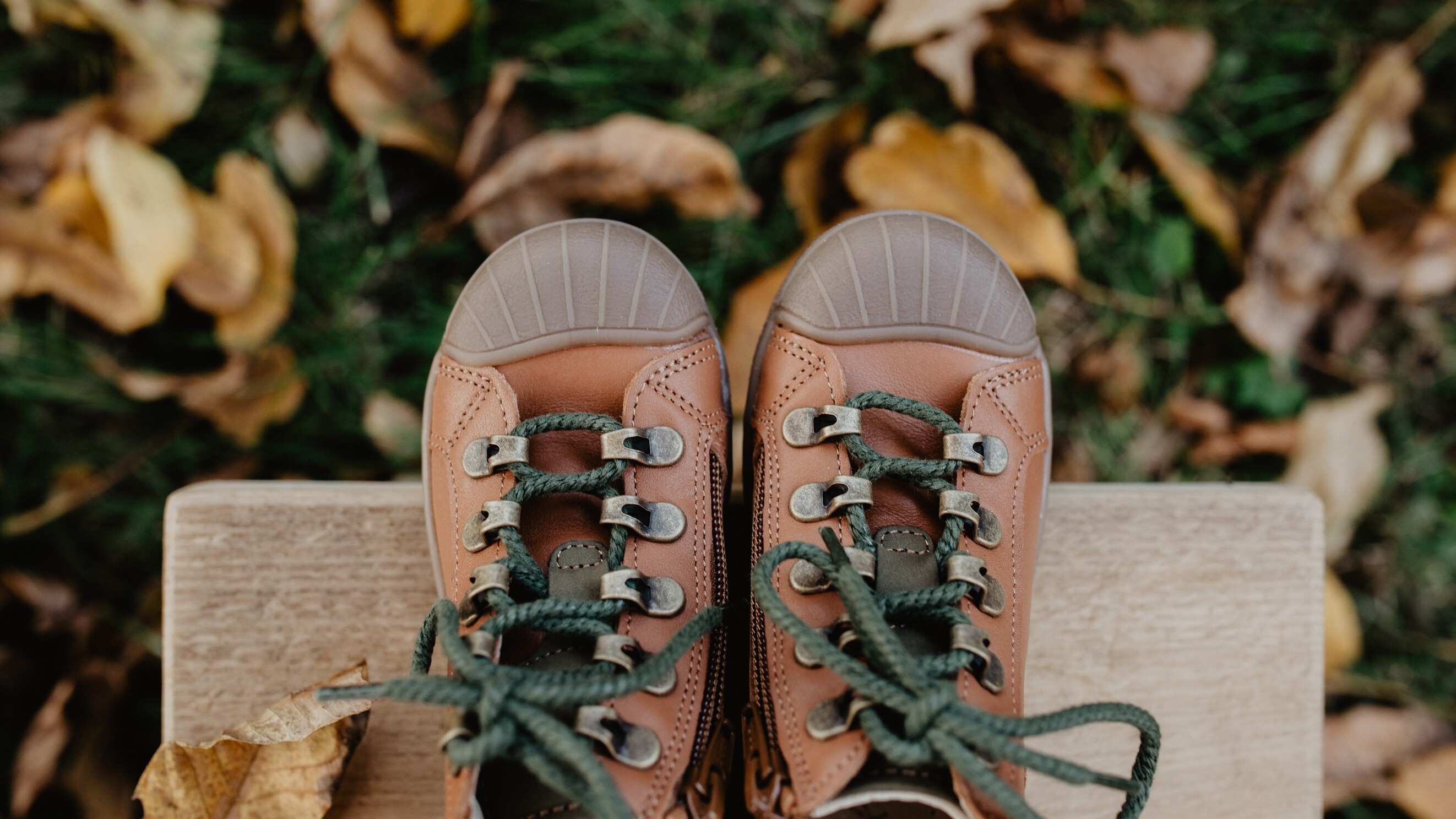 Brązowe trampki dziecięce Emel z naturalnej skóry z gumowym noskiem – wygodne i praktyczne buty dla dziecka, idealne na jesień.