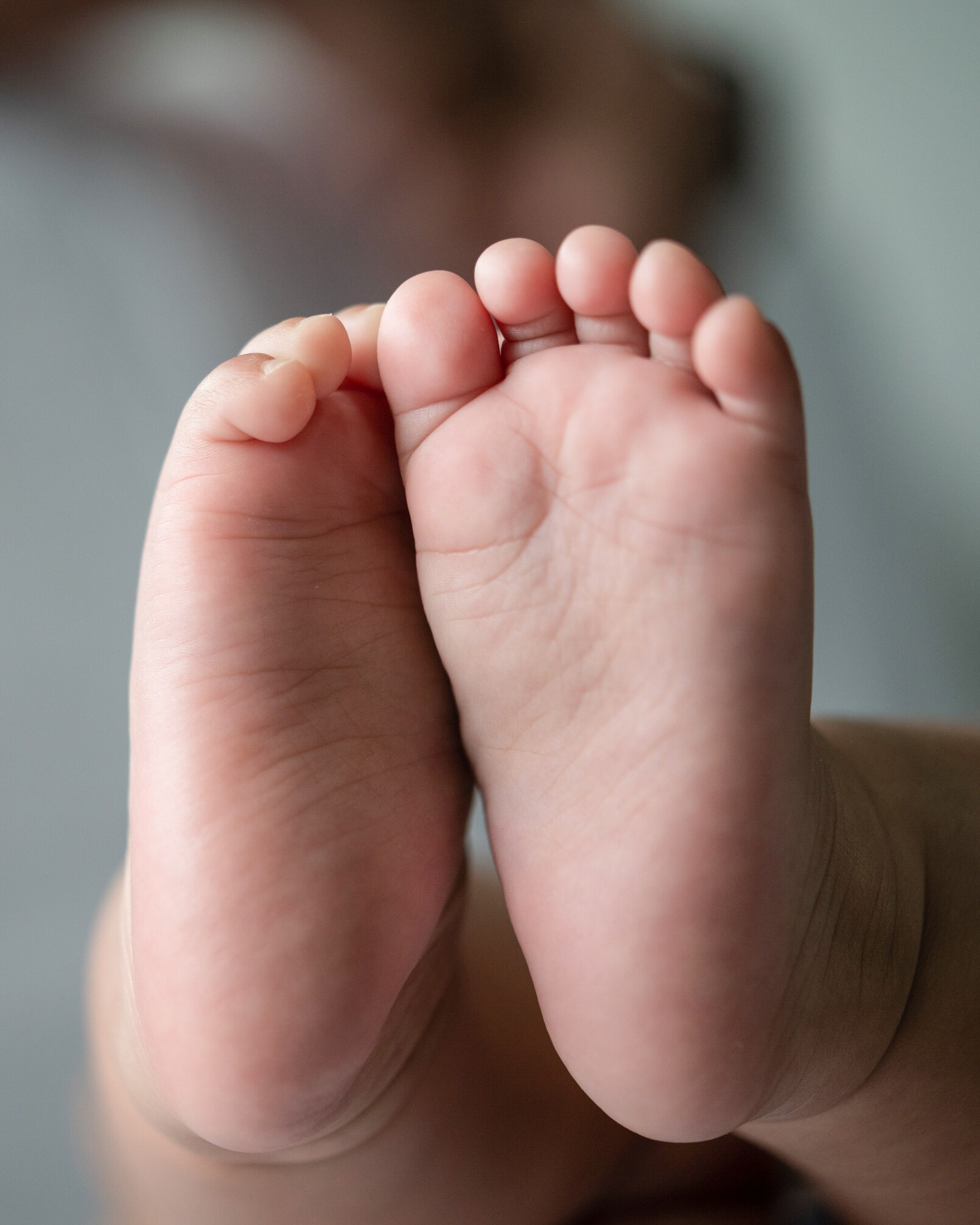 Dziecięca stopa widoczna od spodu, pokazująca ułożenie łuku stopy.