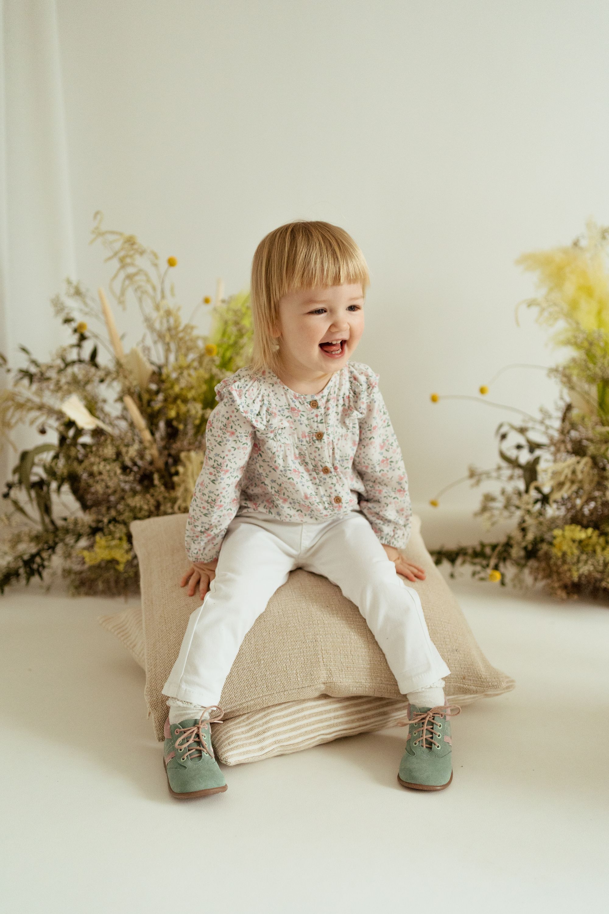 Pierwsze buty dla dziecka – dziewczynka w skórzanych trzewikach Emel Atlanta z serii Roczki, idealnych do nauki chodzenia.